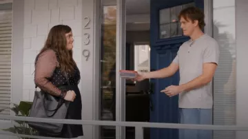 Madewell La bandolera de transporte pequeño usada por Annie Easton (Aidy Bryant) como se ve en Shrill (S03E01)