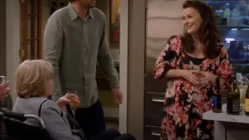 Vestido largo Anthropologie Blossom usado por Christina (Maribeth Monroe) como se ve en Bob Hearts Abishola (T03E02)