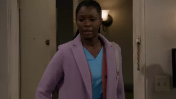 Abrigo de Daphne de J Crew usado por Abishola (Folake Olowofoyeku) como se ve en Bob Hearts Abishola (S03E06)