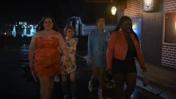 Urban Outfitters Kyle Sequin Mini Dress portée par Fran (Lolly Adefope) comme on le voit dans Shrill (S03E03)