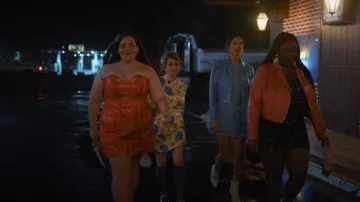 Dauphinette Bon Bon Bracelet Bag porté par Maureen (Jo Firestone) comme on le voit dans Shrill (S03E03)