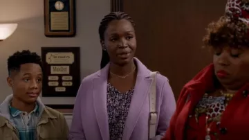 Kendra Scott Elisa collier pendentif court en or porté par Abishola (Folake Olowofoyeku) comme on le voit dans Bob Hearts Abishola (S03E09)