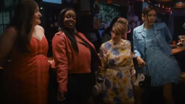 Poppy Lissiman Crikey BB en Yin Yang porté par Ruthie (Patti Harrison) comme on le voit dans Shrill (S03E03)