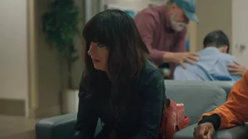 Chaqueta L'Agence Trucker usada por Judy (Juliette Lewis) como se ve en Queer as Folk (S01E01)