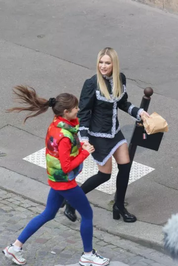 Zapatillas Salomon usadas por Lily Collins en el set de Emily in Paris en París el 15 de febrero de 2024