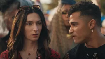 Salvatore Square Sun­glass­es worn by Ruthie O'Neil (Jesse James Keitel) as seen in Queer as Folk (S01E01)