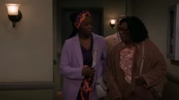 Abrigo J Crew Daphne usado por Abishola (Folake Olowofoyeku) como se ve en Bob Hearts Abishola (S03E11)