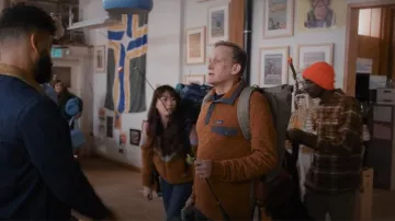 Patagonia coton couette Snap-T pull porté par Andy (Scott Engdahl) comme on le voit dans Shrill (S03E03)
