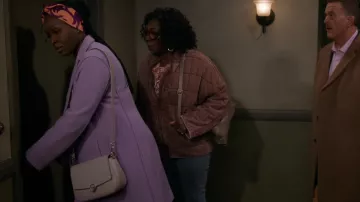Ted Baker Loop And Tab Granny Crossbody Bag En Taupe usado por Abishola (Folake Olowofoyeku) como se ve en Bob Hearts Abishola (S03E11)