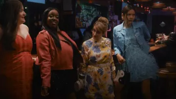 Robe culte de Gaia Shannon portée par Ruthie (Patti Harrison) comme on le voit dans Shrill (S03E03)