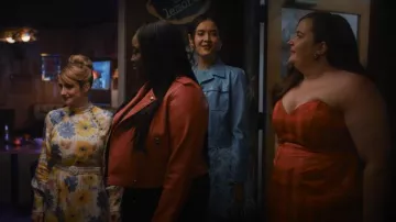 Alice mccall Dream Mini robe à fleurs portée par Maureen (Jo Firestone) comme on le voit dans Shrill (S03E03)