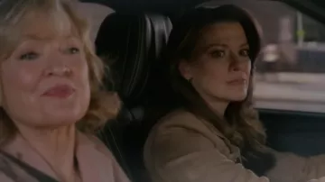 Chaqueta Dalby de gamuza de Todos los Santos usada por Christina (Maribeth Monroe) como se ve en Bob Hearts Abishola (T03E13)