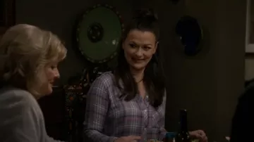 Camisa a cuadros de Rails Hunter usada por Christina (Maribeth Monroe) como se ve en Bob Hearts Abishola (T03E14)
