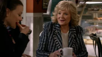 Blazer cruzado de tweed a cuadros Aqua usado por Dottie (Christine Ebersole) como se ve en Bob Hearts Abishola (T03E14)
