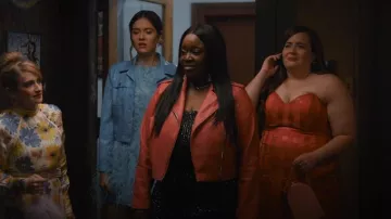 Blouson de moto en similicuir Eloquii porté par Fran (Lolly Adefope) comme on le voit dans Shrill (S03E03)