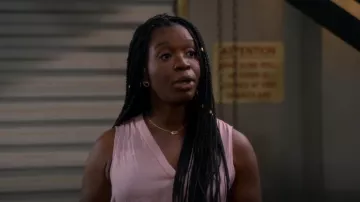 Collier pendentif Kendra Scott Elisa porté par Abishola (Folake Olowofoyeku) comme on le voit dans Bob Hearts Abishola (S03E15)