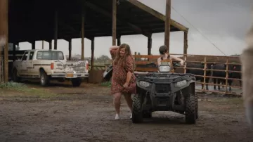 Rachel Comey Mars Silver Mule portée par Annie Easton (Aidy Bryant) dans Shrill (S03E04)