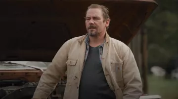 Carhartt canard corvée manteau couverture doublé porté par Chuck Jr (Cap Peterson) comme on le voit dans Shrill (S03E04)