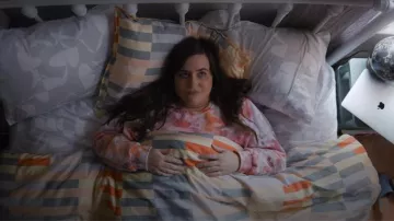 Urban Renewal Sweat-shirt recyclé à col rond tie-dye porté par Annie Easton (Aidy Bryant) comme on le voit dans Shrill (S03E05)