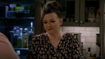 Collar Dogeared Balance usado por Christina (Maribeth Monroe) como se ve en Bob Hearts Abishola (T03E18)