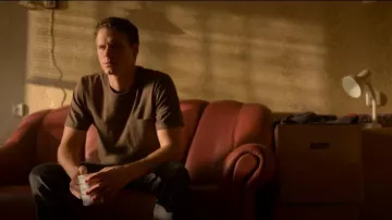 Camiseta J.Crew Pocket usada por Kurt Wallander (Adam Pålsson) como se ve en Young Wallander (S01E01)