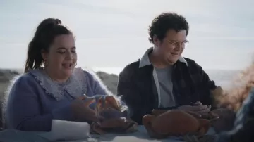 Sezane Egide Jumper Lilas porté par Annie Easton (Aidy Bryant) dans Shrill (S03E05)