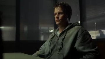 Sudadera con capucha J Crew Full-Zip usada por Kurt Wallander (Adam Pålsson) como se ve en Young Wallander (S01E01)