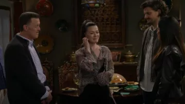 Blusa de seda estampada de Joie Bezona usada por Christina (Maribeth Monroe) como se ve en Bob Hearts Abishola (T03E19)