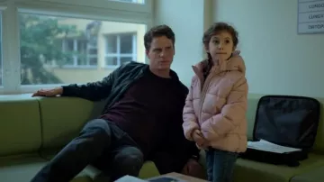 Camiseta de cuello redondo con bolsillo J.crew usada por Kurt Wallander (Adam Pålsson) como se ve en Young Wallander (T01E02)