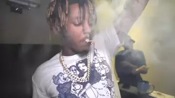 T-shirt Seditionaries Snow White & The Sir Punks porté par Juice Wrld dans son clip In My Head
