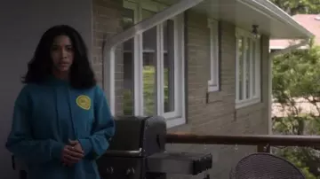 Sweat à capuche bleu sarcelle H&M avec écusson hypnotiseur cercle jaune porté par Addy Hanlon (Herizen Guardiola) comme on le voit dans Dare Me (S01E05)