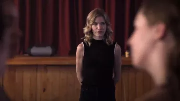 Cuello de tortuga acanalado transparente de Helmut Lang usado por Colette French (Willa Fitzgerald) como se ve en Dare Me (S01E05)
