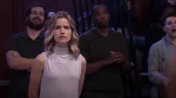 Babaton Vince Cuello de tortuga sin mangas usado por Colette French (Willa Fitzgerald) como se ve en Dare Me (S01E05)