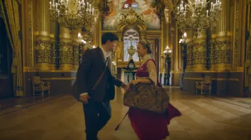 Element Cottage Grand sac de voyage victorien porté par Lena Grisky (Jessica Lord) comme on le voit dans Find Me in Paris (S01E01)