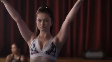 Nike Type Bra Indy Light Support Floral Sports Bra usado por Tacy Cassidy (Alison Thornton) como se ve en Dare Me (S01E05)
