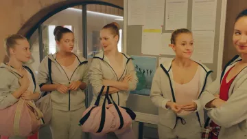 Forever 21 I Am A Caticorn Pink Duffel Bag usado por Thea Raphael (Hannah Dodd) como se ve en Find Me in Paris (T01E05)