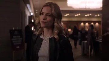 La chaqueta motera Kooples Leather Effect usada por Colette French (Willa Fitzgerald) como se ve en Dare Me (S01E07)