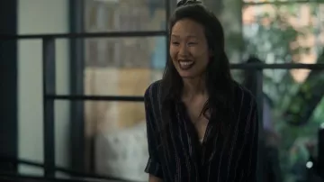 Chemisier Bella Dahl à rayures métalliques porté par Violet (Sue Ann Pien) comme on le voit dans As We See It (S01E01)