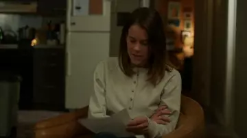 Sweat-shirt Henley de Marks & Spencer porté par Mandy (Sosie Bacon) comme on le voit dans As We See It (S01E03)