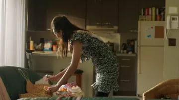 ASTR Floral Frunced Mini Dress usado por Violet (Sue Ann Pien) como se ve en As We See It (S01E05)