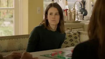 Pull J Crew Tippi porté par Mandy (Sosie Bacon) comme on le voit dans As We See It (S01E05)