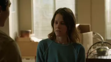 Le grand sweat-shirt The College porté par Mandy (Sosie Bacon) comme on le voit dans As We See It (S01E07)