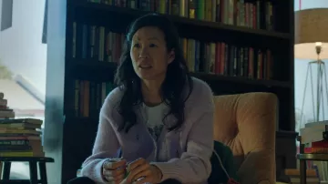 Cárdigan bordado de fábrica inglesa usado por Violet (Sue Ann Pien) como se ve en As We See It (S01E07)