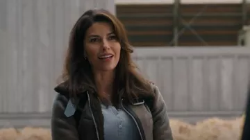 Zara Faced Jacket portée par Billie (Sofia Pernas) comme on le voit dans Tracker (S01E06)