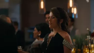 Pamella Roland Robe en crêpe à épaules dénudées portée par Billie (Sofia Pernas) comme on le voit dans Tracker (S01E06)