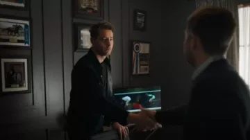 La chemise de corvée Shop Vancouver portée par Colter Shaw (Justin Hartley) comme on le voit dans Tracker (S01E06)
