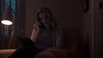 Camiseta de cuello redondo de trapo y hueso usada por Colette French (Willa Fitzgerald) como se ve en Dare Me (S01E09)
