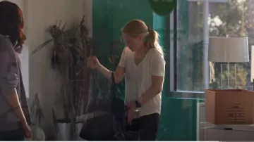 Rag & Bone White The Vee T-Shirt worn by Elizabeth Holmes (Amanda Seyfried) as seen in The Dropout (S01E08)