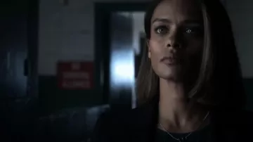 El collar Dogeared Karma usado por Claire O'Hagan (Kandyse McClure) como se ve en V Wars (T01E02)