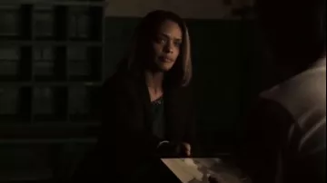 Theory Caris­sa Blaz­er worn by Claire O'Hagan (Kandyse McClure) as seen in V Wars (S01E02)